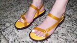 Footjob sandal emas bahagian 1 snapshot 3