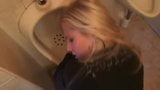 Blondine in de badkamer snapshot 10