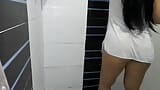 Baile sexy para mi padrastro en una videollamada, porque al pervertido le gusta ver mi delicioso cuerpo mientras se masturba. snapshot 1