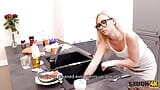 STUCK4K. Semental entra en la cocina para encontrar a una rubia atrapada y follarla snapshot 4