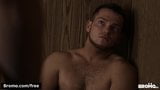 Zwei schwule Kerle necken und tummeln sich in der Sauna snapshot 6