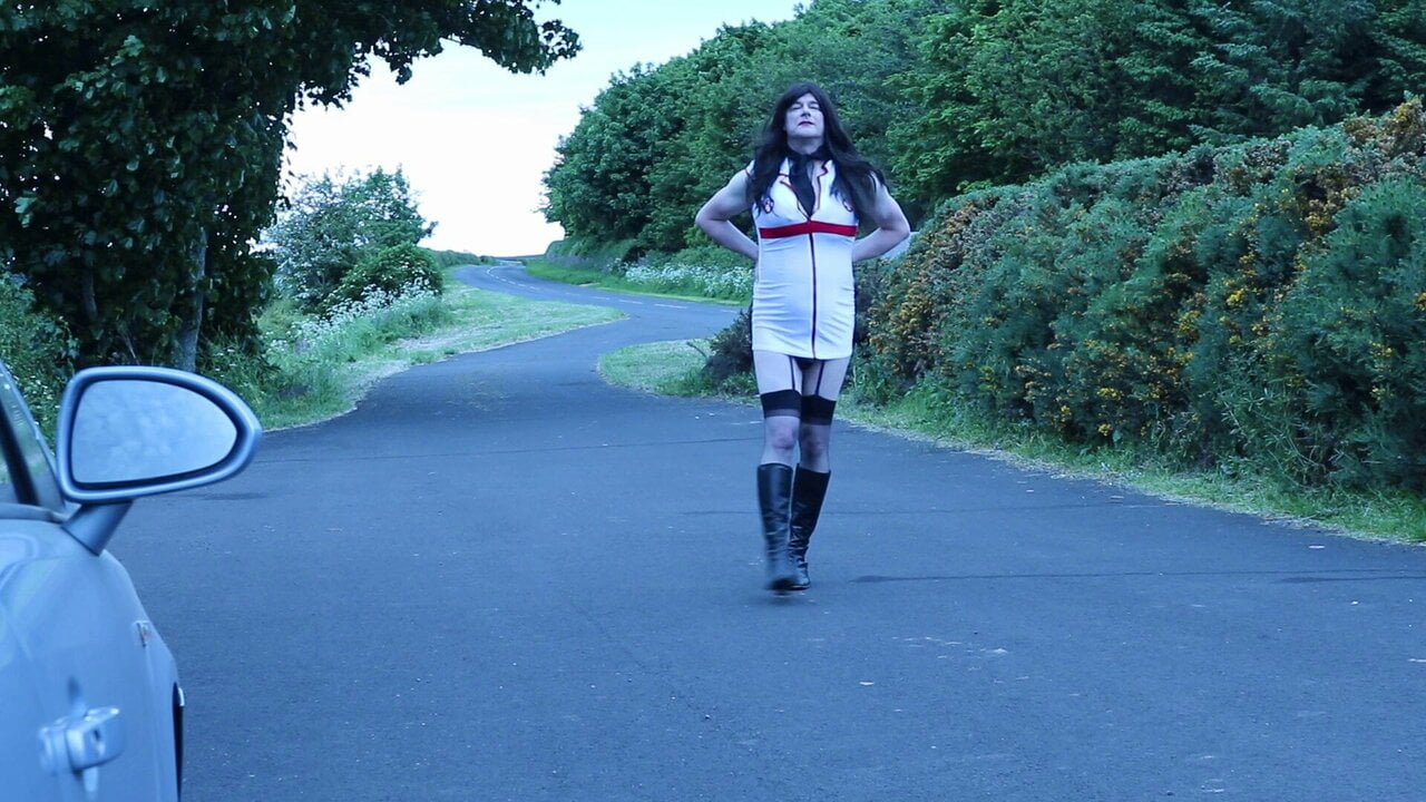 淫乱看護師エマ屋外