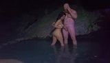Cycata azjatycka mamuśka i duży brodaty rosyjski niedźwiedź uprawiają seks w jaskini snapshot 11