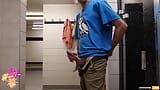 Johnholmesjunior dans les vestiaires dans les douches publiques ouvertes du complexe sportif de Burnaby, Vancouver snapshot 5