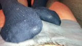 Stinkende Overknee-Socken Footjob - Orgasmus unter ihren Sohlen! snapshot 14