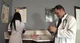 Чернокожая медсестра с офигенной попкой трахает белого доктора snapshot 1