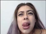 Latina brinca com saliva e faz garganta profunda snapshot 21