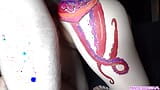 Похотливая сводная сестра с огромной татуировкой осьминога на заднице помогает своему дрочащему сводному брату жестко кончить ей в киску snapshot 14