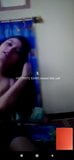 Meisje dat borsten toont tijdens vedio -oproep snapshot 2