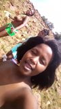 Menina africana tira uma selfie com suas amigas peitudas em topless snapshot 1