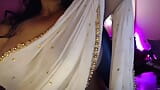 Горячая невестка показывает свои сиськи и соски через лифчик, а затем открывает лифчик и носит сари, показывая ее соски. snapshot 18