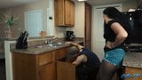 Une femme au foyer latina solitaire baise le plombier snapshot 3
