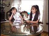 Des putes asiatiques excitées baisent avec des vibromasseurs sur la table snapshot 1