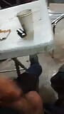 Mascuker man leker med sin kuk på webbkamera medan han röker snapshot 6