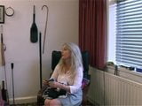 Пухлую зрелую жену-толстушку отшлепали - шлепанье в домашнем любительском видео snapshot 2