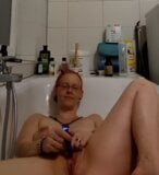 Мастурбация в ванне с Kittienoone в видео от первого лица snapshot 3