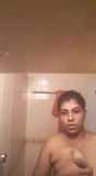 Desi indiano bhabhi si sditalina la figa in bagno, moglie del villaggio snapshot 2