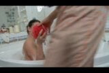欲求不満のティーン、スベトラーナ・キセレバがタイトなマンコに入浴と中出し snapshot 2