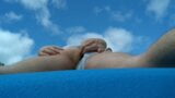 Le doigtage d'un bain de soleil fait jouir Persamus snapshot 2