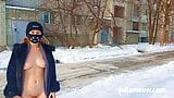 Un garçon manqué nu dans un manteau de fourrure se balance sur une balançoire en hiver snapshot 3