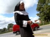 Monja alemana recogida en la calle por sexo duro snapshot 1