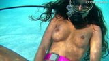 Nora Shmandora Dildo-Action unter Wasser snapshot 7