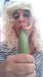 Tv Bernadette zuigt een komkommer mmhh ahh snapshot 6