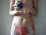 Amatir topless memecahkan kubus rubiks hanya dalam waktu 1 menit snapshot 8