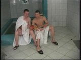 Maduras y chicos en sauna snapshot 1