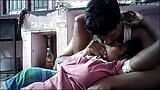 भारतीय गृहिणी अपने बड़े स्तनों के साथ खेल रही है snapshot 4