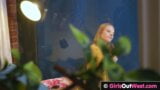 Schattige blonde tiener vingert thuis haar harige poesje snapshot 1