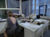 Une MILF à forte poitrine à lunettes se fait éjaculer au bureau snapshot 1