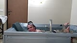 Samotny relaks w jacuzzi snapshot 8