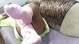 Oma in rosa Socken hat Wollfetisch. Anales Fingern, Muschi-Masturbation und Dildolutschen snapshot 1