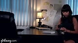 Girlsway - Kenna James yang terangsang memberi ganjaran kepada detektif Riley Reid dengan makan pantat dan faraj yang baik – adegan penuh snapshot 3
