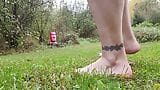 森の中で雨に濡れた裸足で歩くママの足。ハメ撮り爆乳熟女女王様ママ愛人木曜日 snapshot 13