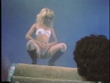 Blonder Engel macht einen Striptease, isst dann Schwanz auf der Treppe und fickt snapshot 8