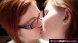 毛茸茸的角质女同性恋红发在后院做爱 snapshot 8