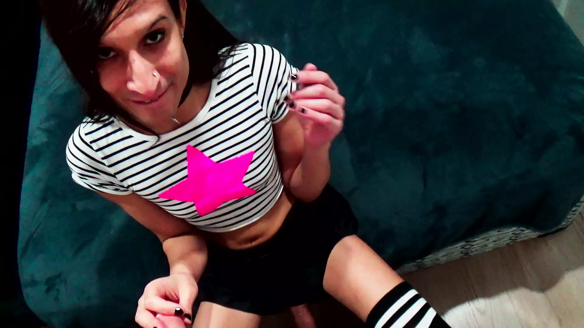 Миниатюрная транс-красотка показывает тело, сосет член на поводке. 