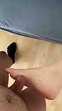 Fétichisme des pieds, Mrandmrshoneyy excitée se caresse la bite contre le pied de la coquine Furiozzza snapshot 9