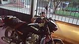 follo con el trabajador del local de motos  de mi esposo cuando el esta en la ducha snapshot 6