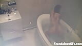मेरी लड़की साफ करने के लिए बाथटब में हॉपिंग करने से पहले हस्तमैथुन कर रही है snapshot 15