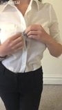 Riesige Titten rh3tt4l ziehen sich aus einer weißen Bluse aus snapshot 2