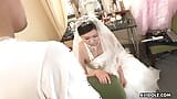 Ragazza giapponese in abito da sposa Emi Koizumi prende un cazzo duro in bocca senza censure. snapshot 3