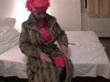 Tieten vacht milf masturbeert volledig gekleed in bed snapshot 8