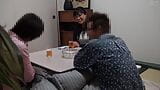 Esposa séria, mostrando seus talentos escondidos aos jovens. snapshot 2