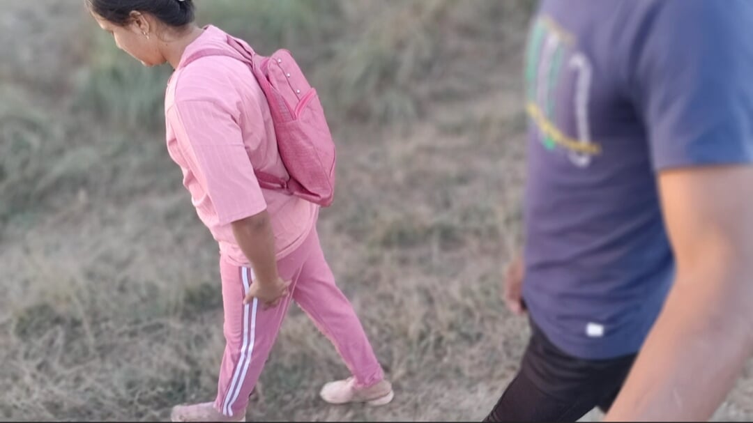 Colegiala india tiene sexo en la jungla al aire libre en video viral - mms