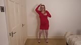 Une femme blonde aux longues jambes danse un strip-tease en talons hauts et robe rouge snapshot 1