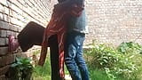 Indische hete vriendin wordt buitenshuis geneukt door haar vriend, hard-core Desi seksvideo snapshot 16