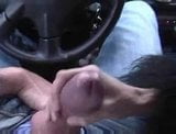 Milf geeft pijpbeurt in de auto en neemt een sperma in het gezicht! snapshot 1